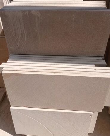 Kafel və metlax: Bej rəngli, düzbucaqlı formalı, təbii daş plitələr. İstənilən interyer — 2