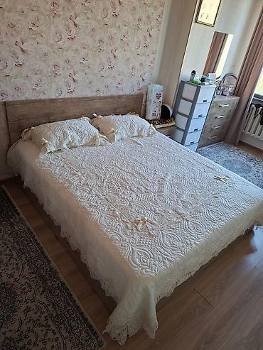 дубовая: Двуспальная кровать с подъемным механизмом и бельевым коробом - — 1