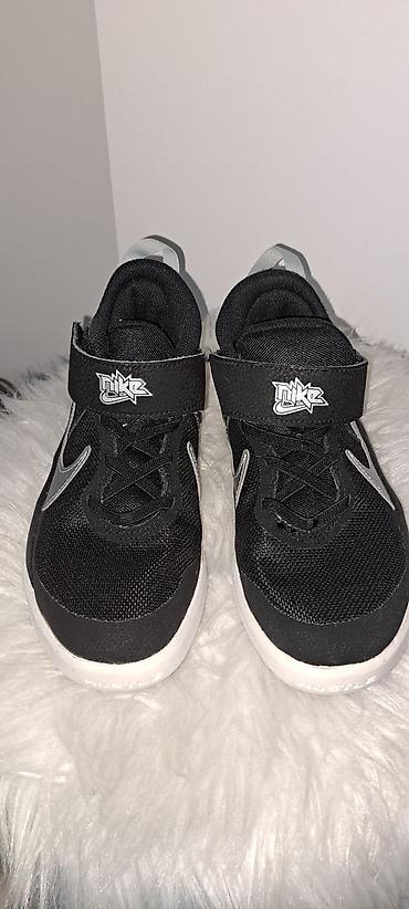 poklon za decake: Dečije patike za košarku NIKE TEAM HUSTLE D 10 vel.34 ug 21,5 — 2