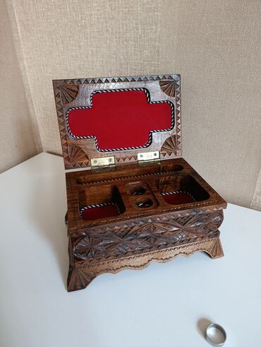 Heykəlciklər: Mücrü.əl işi oyma.kötükdən hazırlanıb