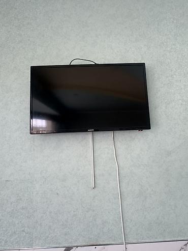 black sharp: Телевизор Samsung, диагональ приблизительно 32–40". Плоская панель — 1
