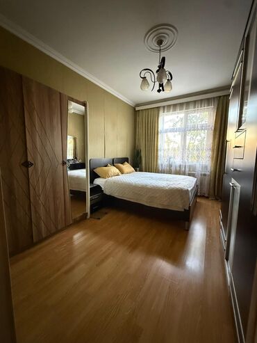 Uzunmüddətli kirayə mənzillər: Kirayə mənzil – işıqlı və səliqəli 2 otaq - Geniş zal: divan-künc — 9