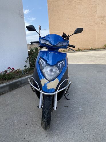 мото шлем: - 2023 sukuter 125 cc, 125 sm3, 2023 il, 29000 km