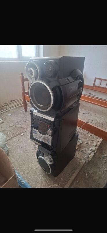Maqnitofonlar: Bu, iki əsas dinamik, bir mərkəzi blok və bir bas dinamikindən ibarət