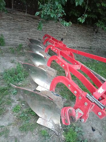 traktor yumze: Beş şırımlı, qırmızı rəngdə kotan. Bu kənd təsərrüfatı aləti torpağın — 2