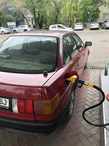 Audi: Автомобиль Audi 80 красного цвета. Это седан с классическим дизайном и