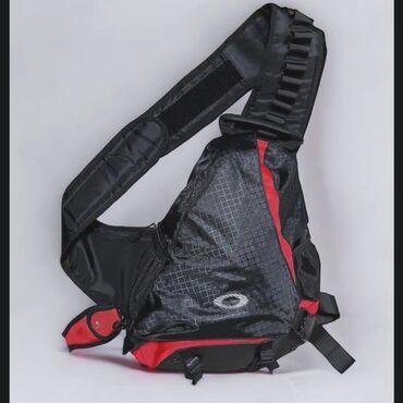 муфта для рук: Сумка‑слинг Oakley для активного отдыха - Ассиметричная конструкция с