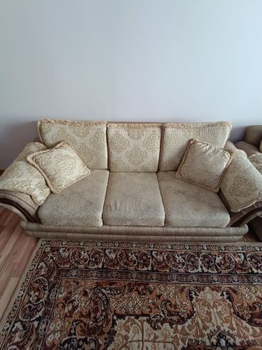 3 х местный диван: Прямой диван, цвет - Бежевый, Б/у