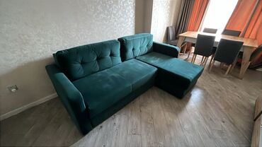 Divanlar: Zümrüd-yaşıl rəngdə L‑şəkilli künc divan. Yumşaq, toxuması zərif