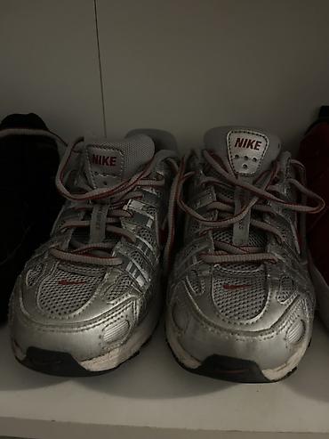 albatros radne cipele: Nike i Jordan patike – tri para - Nike trkačke patike, srebrno-sive — 1
