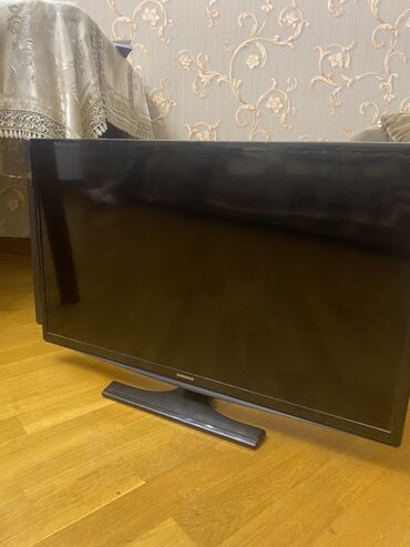 Televizorlar: Samsung şirkətinin düz ekranlı televizoru. Qara rəngdədir və masa
