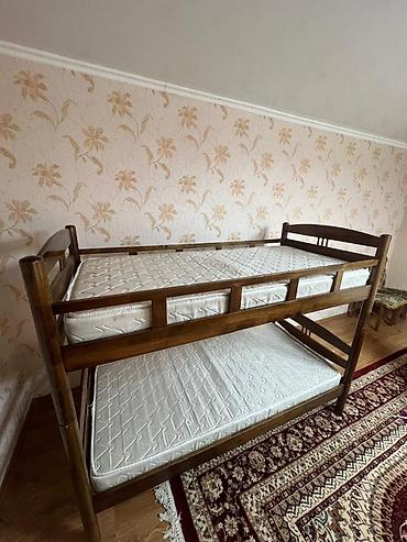 bunk bed: Двухъярусная кровать из массива дерева с двумя матрасами - Материал — 2
