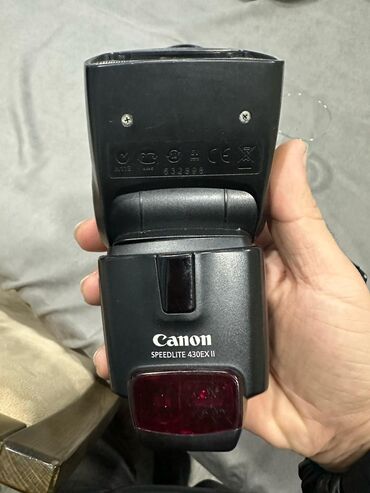 kamera dovje: Canon Speedlite 430EX II modeli qara rəngli, yığcam dizaynlı bir