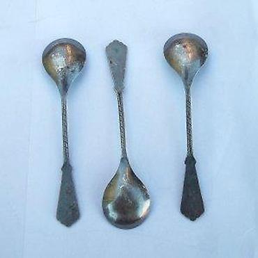 Staro posuđe i escajg: 4 + 1 posrebrena kašišica. Četiri (11 cm) plus jedna (9,5 cm) — 12