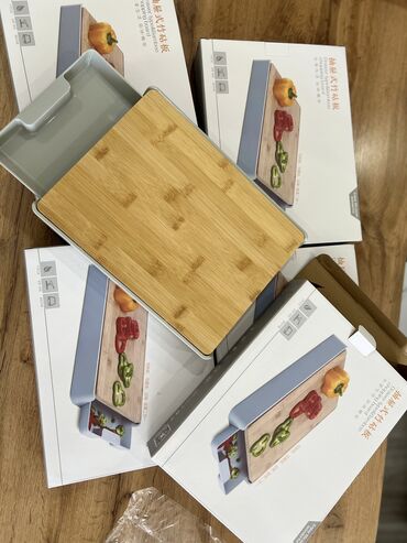 доски для кухни: Доска из бамбука для резки с контейнером
Очень удобна для готовки