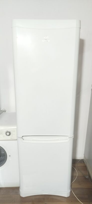 soyuducu et: Yeni 2 qapılı Indesit Soyuducu Satılır, rəng - Ağ, Təkərli