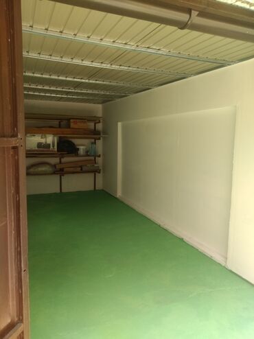 Garaže: Izdajem garazu magacin blok 62dimenzije2,25x5,75m tel