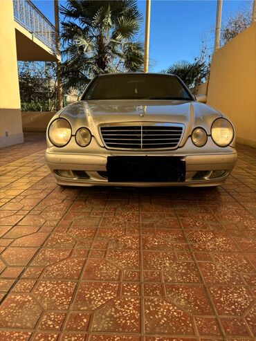 Mercedes-Benz: Mercedes-Benz E-Class (W210) sedan, gümüşü rəng. - İkiqat dairəvi ön — 3