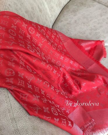 Baş geyimləri: Brend şərflərin və yaylıqların replikası, qiymətlər 25 manatdan — 17