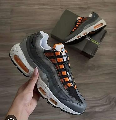 Patike: A klasa TN i Nike 95
Brojevi na slikama 
4500 din — 11