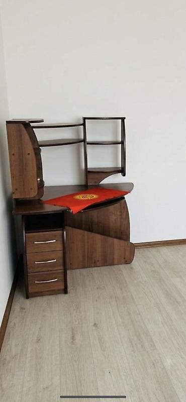 Компьютерные столы: Угловой компьютерный/письменный стол с надстройкой. - Материал: ЛДСП — 1