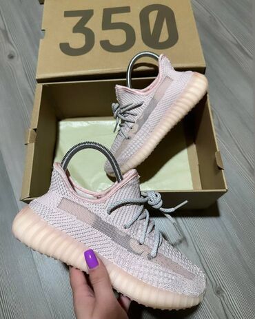 Patike: Adidas Yeezy Boost 350 patike A klasa

Novo.
Brojevi 36 do 46 — 18