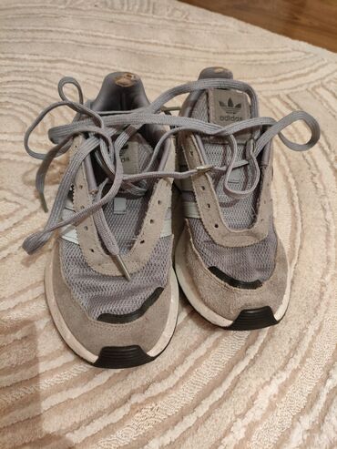 boz rəngli kişi mokasinləri: Adidas krasovka.İşlənmiş