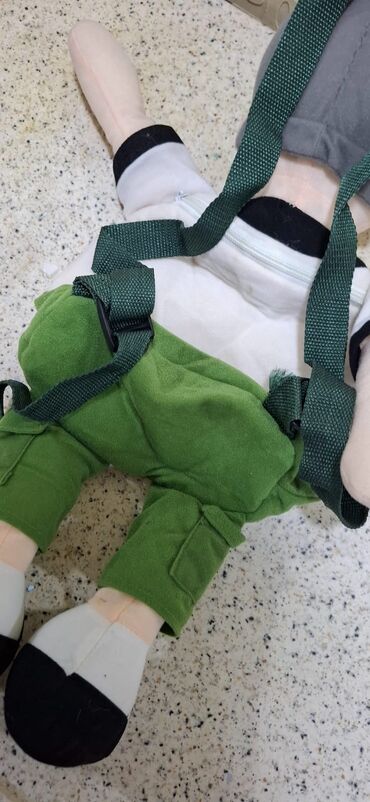 Məktəb çantaları: Fərqli ölçü və dizaynlarda uşaq çantaları dəsti. Çantalar müxtəlif — 15