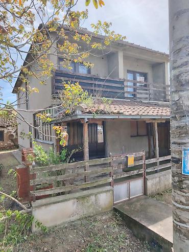 Kuće na prodaju: Porodična kuća 1/1 u Starom selu, na glavnom putu. Stambena površina — 13