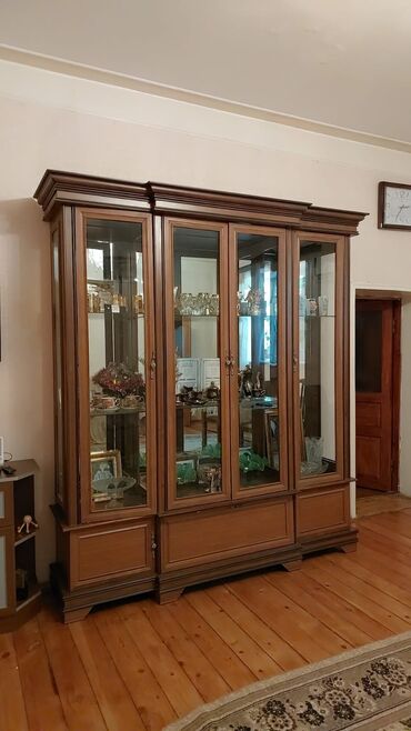 Masalar və oturacaqlar: Açılan, 4 qapılı Düz dolab, Qorka
