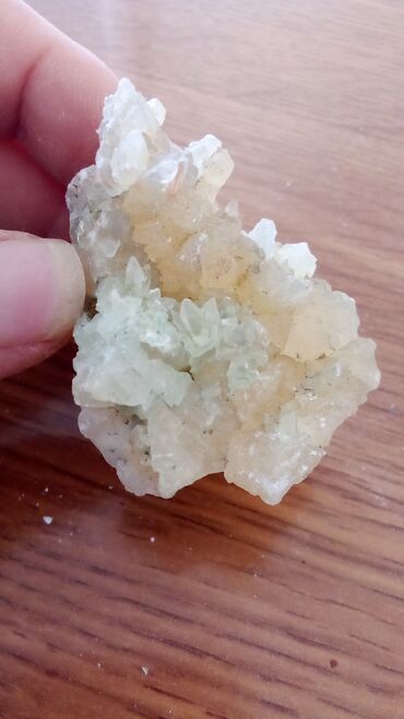 Kristali i minerali: Prirodni mineralni uzorak sa raznim bojama, uključujući plave, zelene — 25