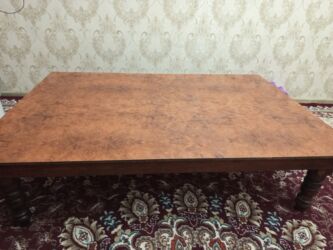 кухонный шка: Низкий прямоугольный стол для гостиной/чайной зоны. - Столешница