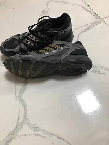 Kişi ayaqqabıları: Orijinal adidasdır. Yaxşı vəziyətdədir. Cırığı və söküyü yoxdur.Ölçü — 3
