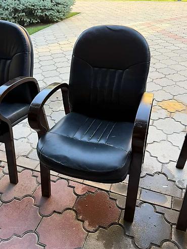 черные часы: Продаю офисные стулья ‼️
Состояние: Нормальное (разное) 
Торг есть‼️ — 6