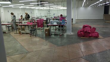 Цеха, заводы, фабрики: Продаю швейный цех за 2млн машинки все новые максимум одну неделю