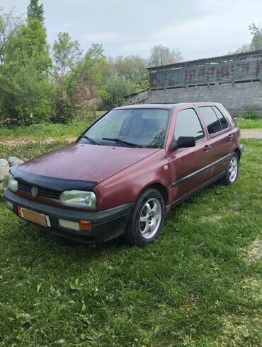 Volkswagen: Volkswagen Golf III в бордовом цвете, пятидверный хэтчбек. Оснащен