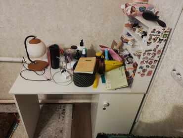 закройный стол: Туалетный столик, Б/у, Со шкафом, цвет - Белый, ЛДСП