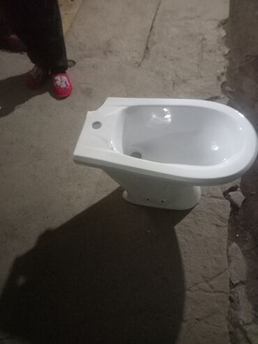 цены на биде: Напольный биде из сантехнического фарфора/фаянса, белого цвета