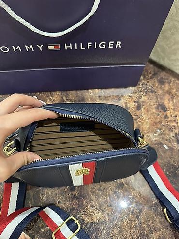 yango çanta: Tommy Hilfiger çiyin çantası-tünd mavi rəngdə, dəri və parça kəməri — 5