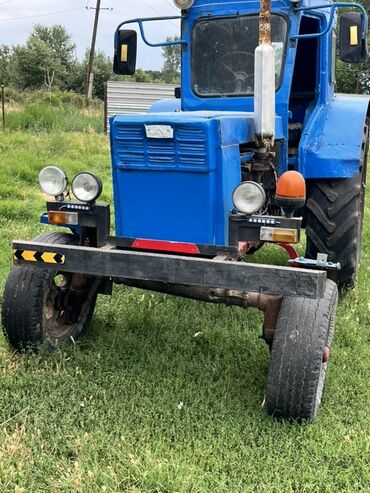 Mavi rəngli bu traktor kənd təsərrüfatı işləri üçün uyğundur. Öndə iki