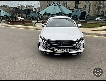 byd acar: BYD sedan – ağ rəng, müasir dizayn və aerodinamik kuzov.Taxşı — 1