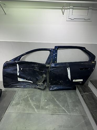 bmw i7: Bmw i7
Bmw g70
Bmw g71

Qapılar zədəlidir. Qiymət 1 ədədinə aiddir — 1