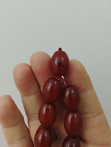 qedimi tesbeh: Qədimi Ələ yatqın zoğalı rəngdə kəhrəba təsbehdir — 2