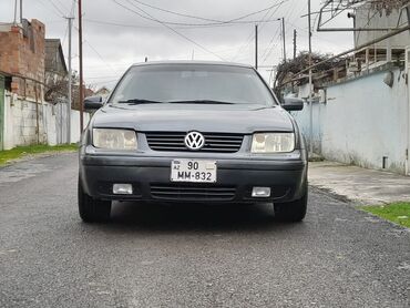 Volkswagen Jetta: 1.8 l | 2002 il Sedan