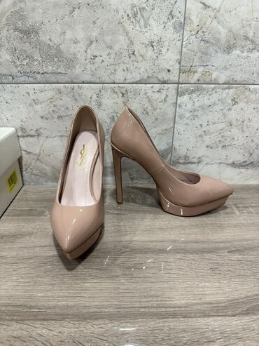 - Brend: Yves Saint Laurent (YSL) loqolu - Model: Platformalı stiletto
