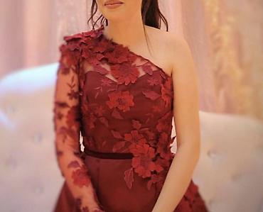 Bordo rəngli uzun ziyafət/libas - Model: asimmetrik yaxa – bir çiyin