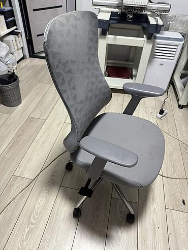 эргономичный стол: Офисное кресло эргономичное, серое — 1