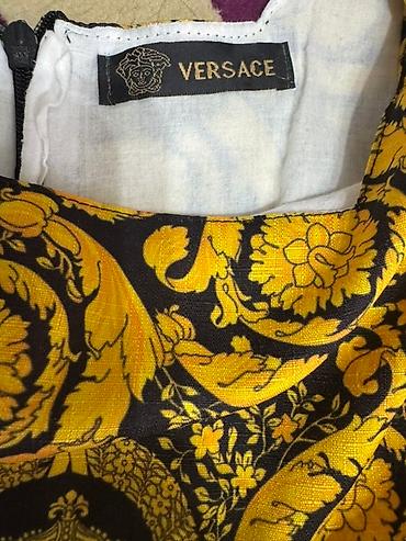 ош вещи: Платье Versace для девочки. - Яркий барочный принт в фирменной гамме — 2