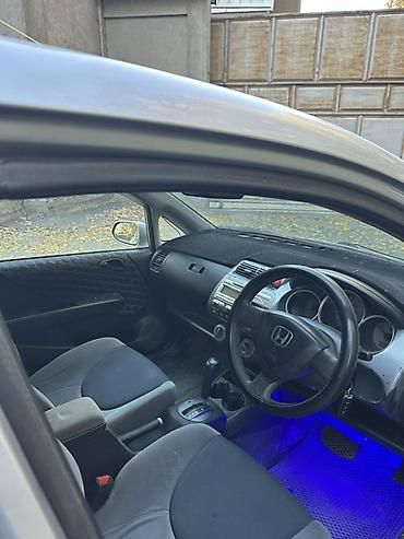 camry 2005: Honda Fit: 2002 г., 1.3 л, Автомат, Бензин, Хэтчбэк — 7