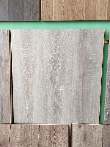 laminant: Ağ-boz tonlarda taxta naxışlı laminat döşəmə panelləri - Üzəri real — 1